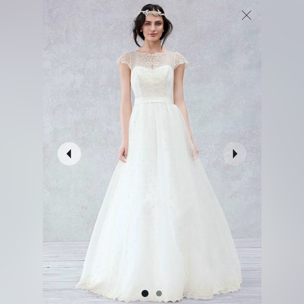 Ivory Scallop Lace Wedding Dress